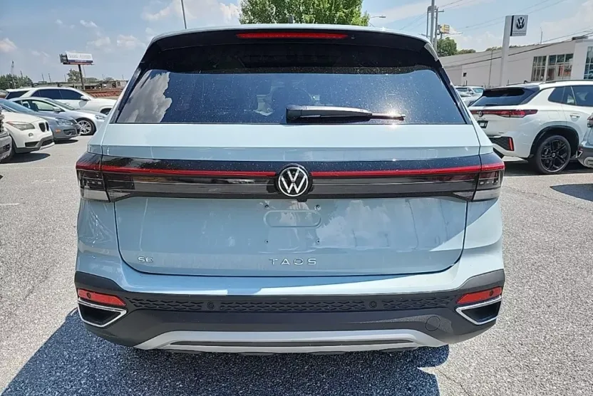 2025 Volkswagen Taos SE photo 1
