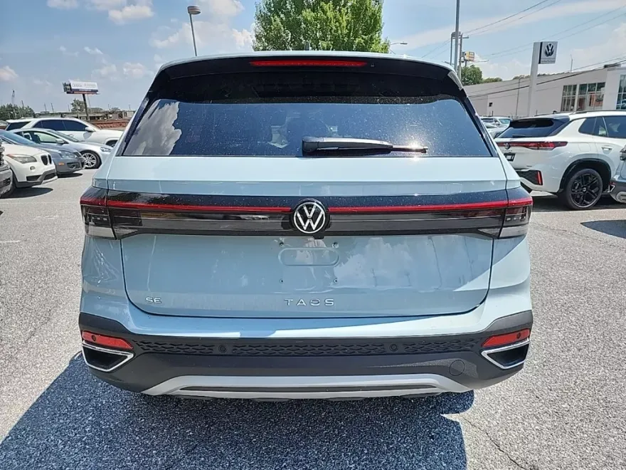 2025 Volkswagen Taos SE photo 1