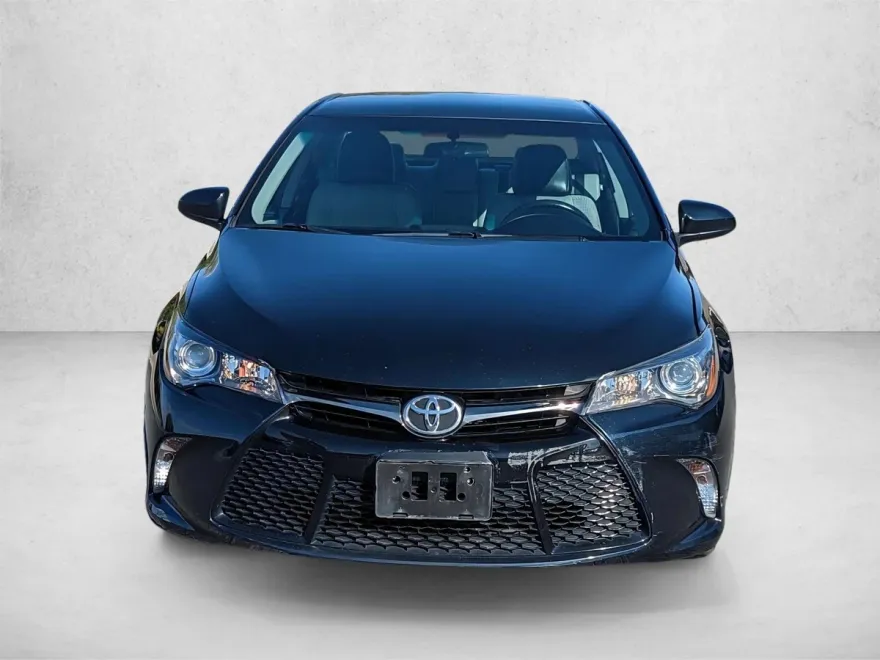 2015 Toyota Camry SE photo 1