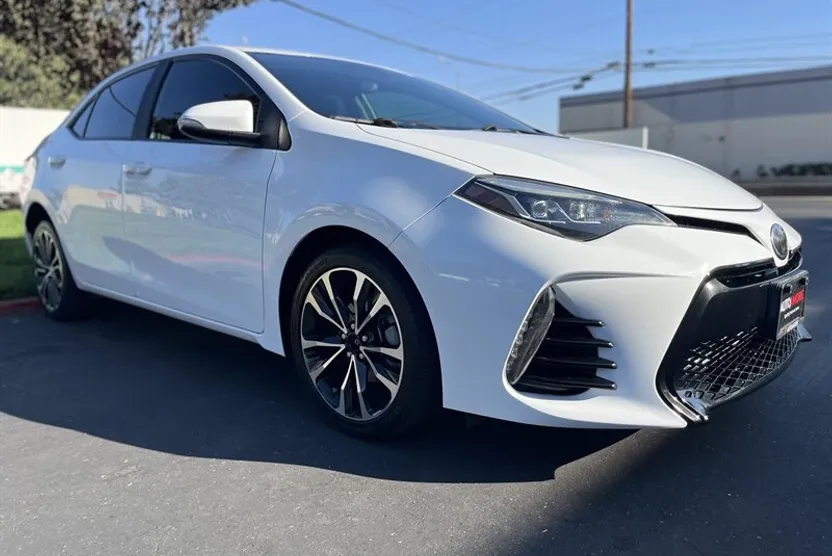 2017 Toyota Corolla SE photo 1