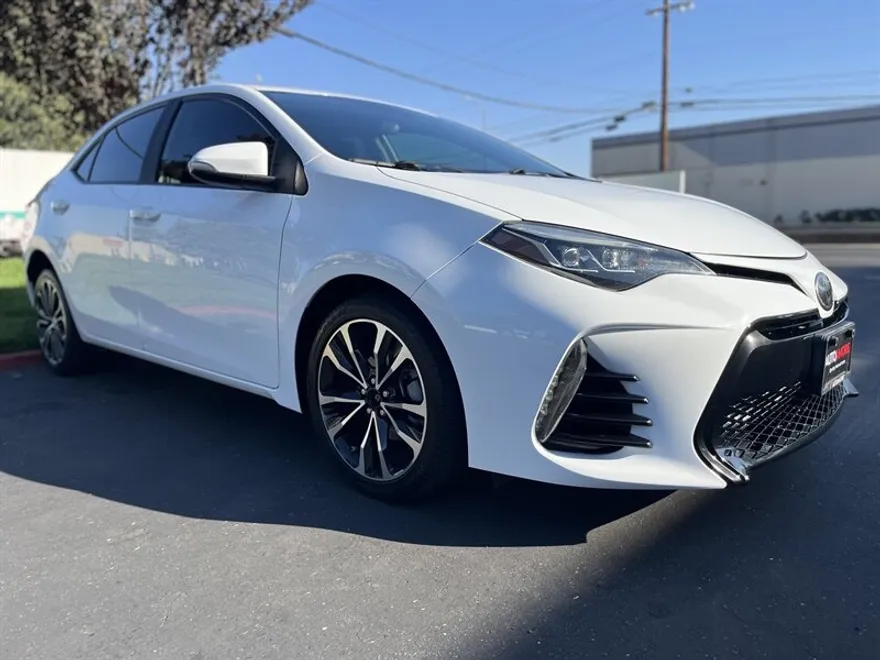2017 Toyota Corolla SE photo 1