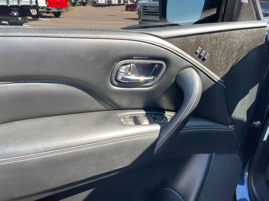 2020 Infiniti QX80 Luxe photo 1