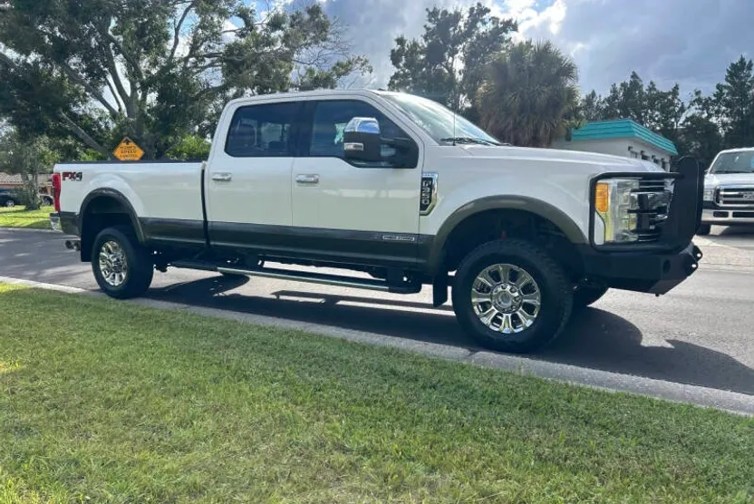 2017 Ford F-350 Lariat photo 1
