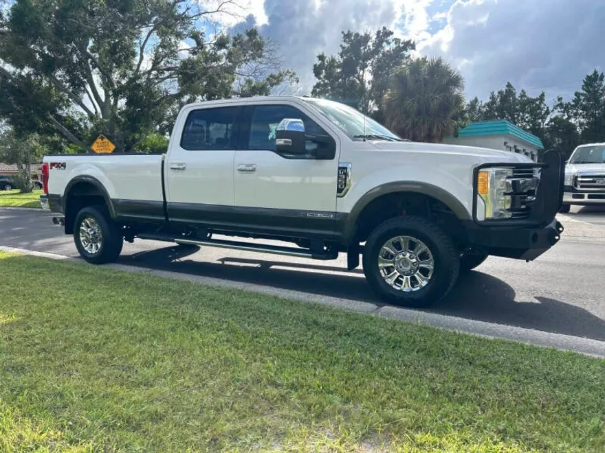 2017 Ford F-350 Lariat photo 1