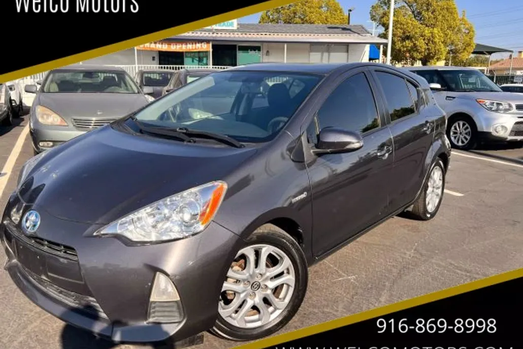 2013 Toyota Prius C Three photo 1