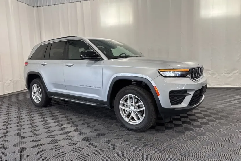2024 Jeep Grand Cherokee Laredo photo 1