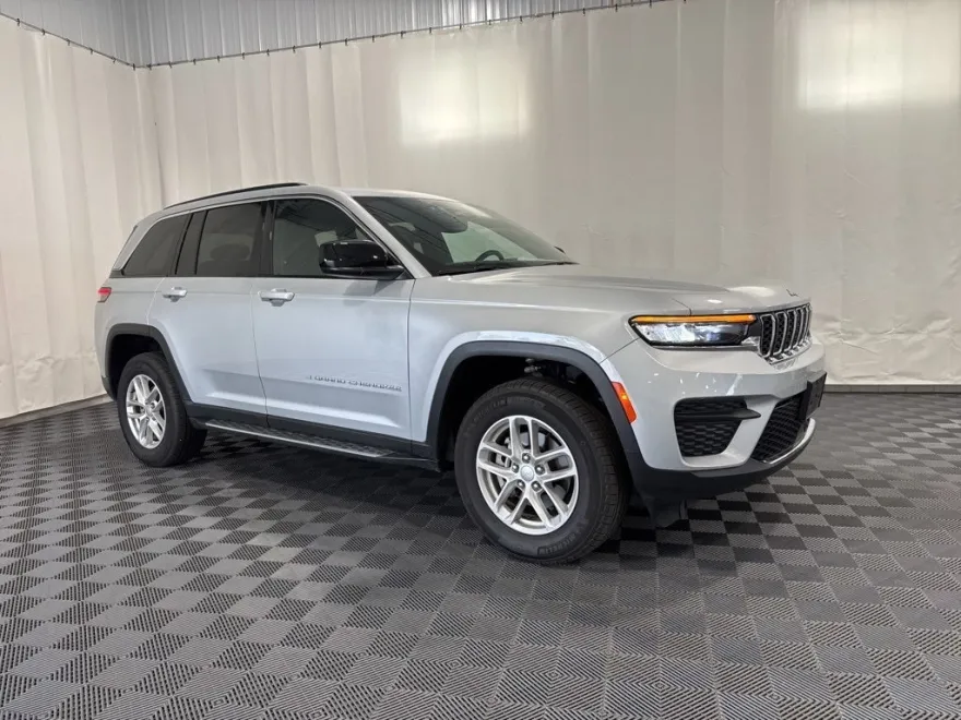 2024 Jeep Grand Cherokee Laredo photo 1