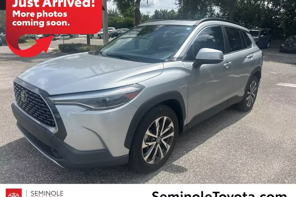 2022 Toyota Corolla Cross XLE photo 1