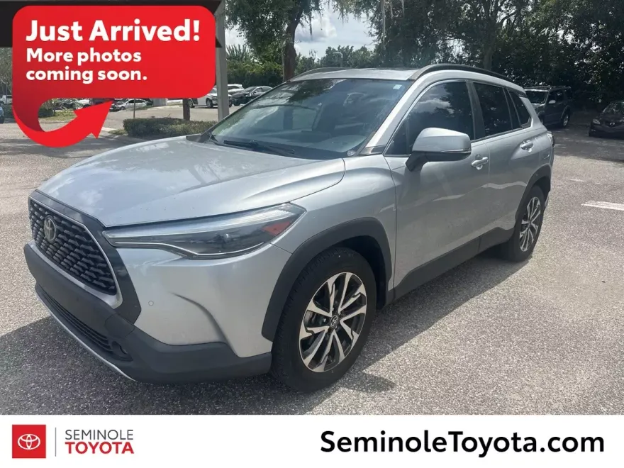 2022 Toyota Corolla Cross XLE photo 1