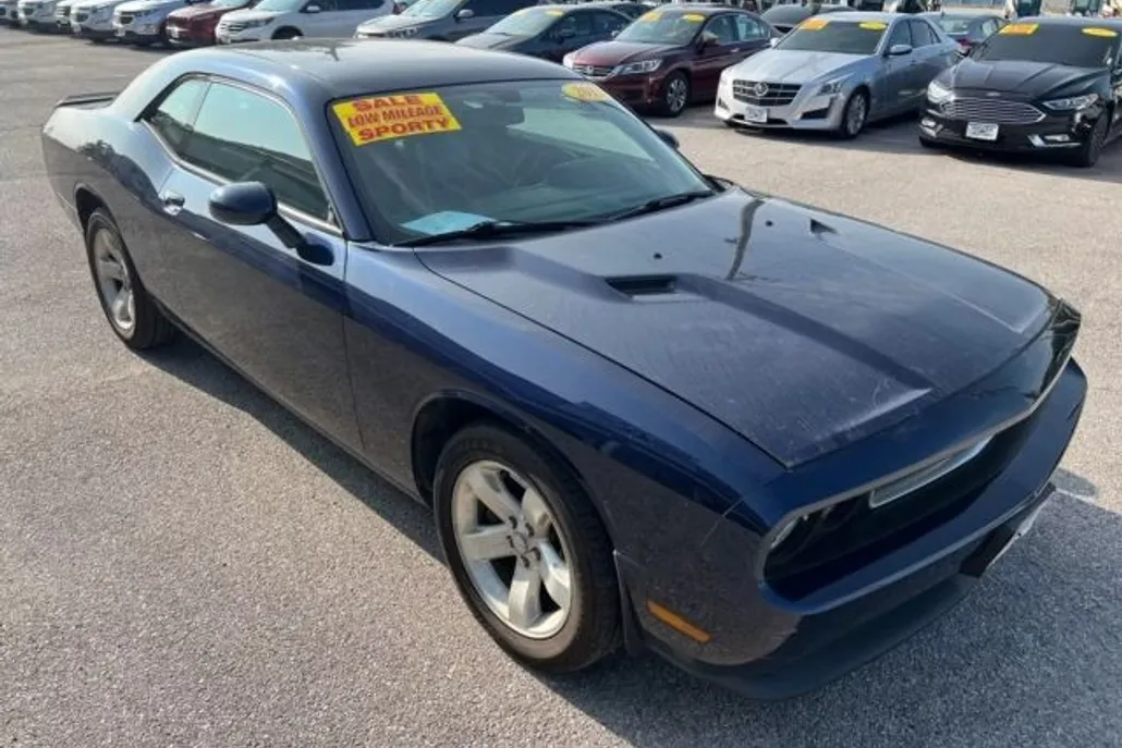 2013 Dodge Challenger SXT photo 1