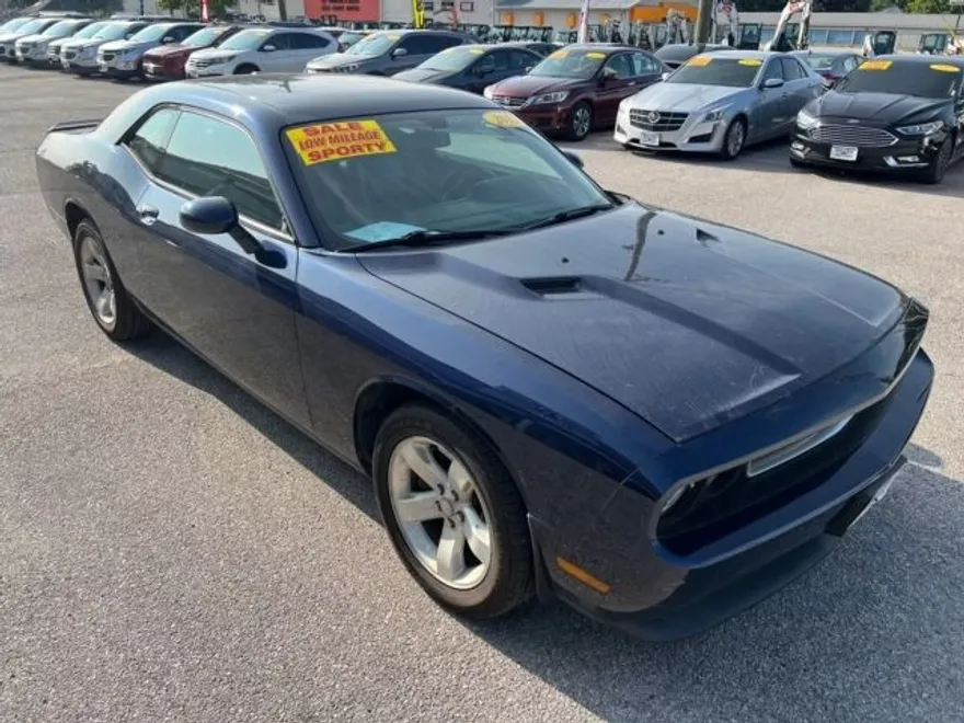 2013 Dodge Challenger SXT photo 1