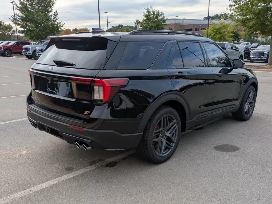 2025 Ford Explorer ST photo 1