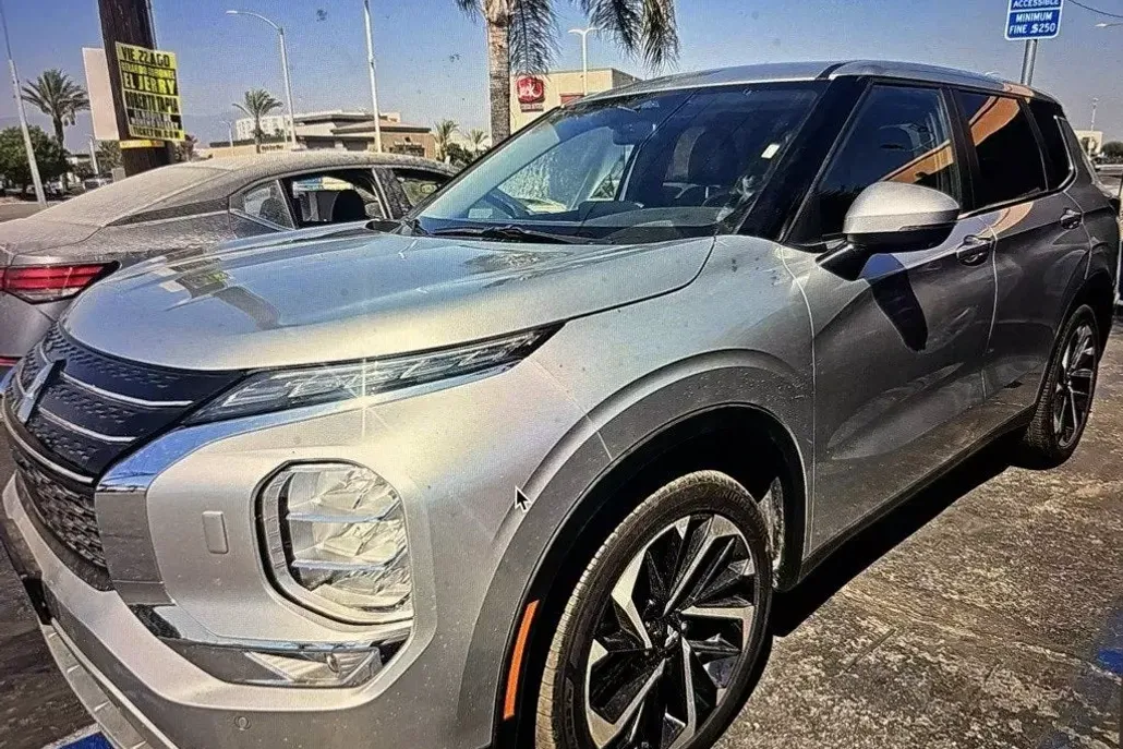 2024 Mitsubishi Outlander SE photo 1