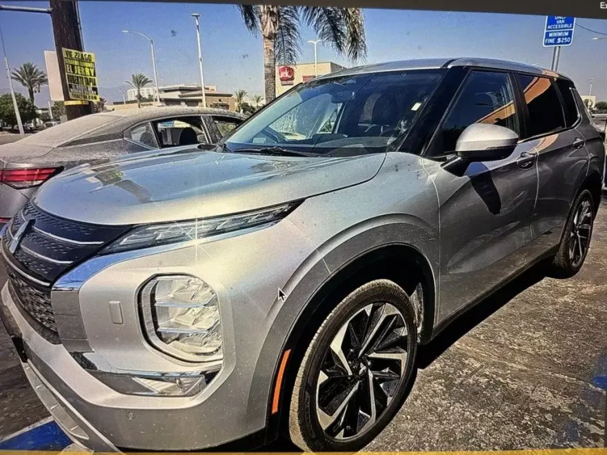 2024 Mitsubishi Outlander SE photo 1