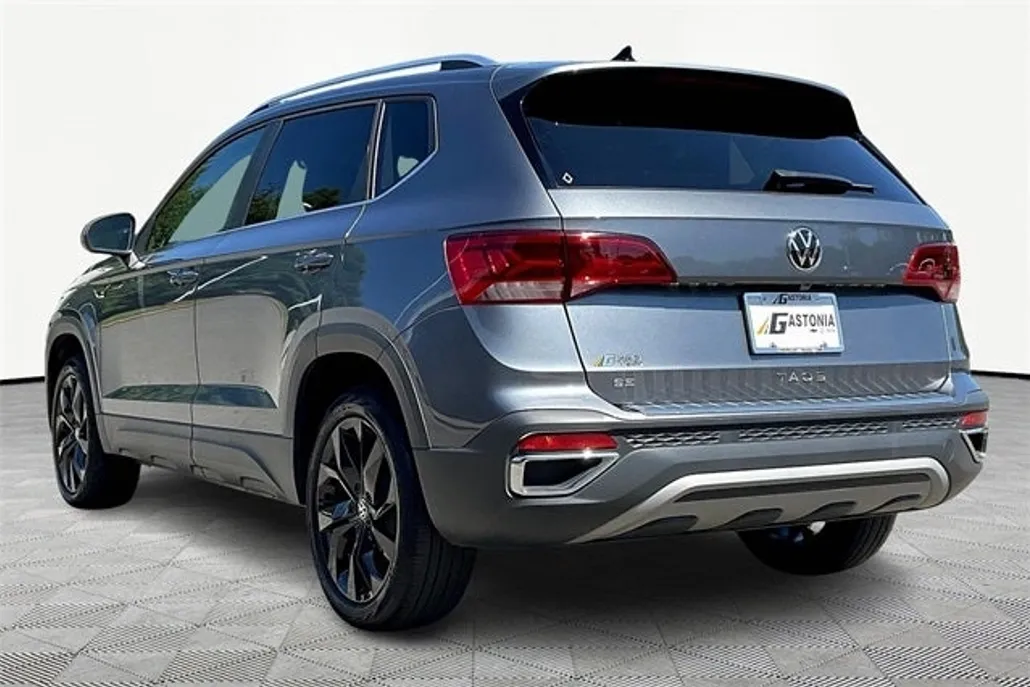 2022 Volkswagen Taos SE photo 1
