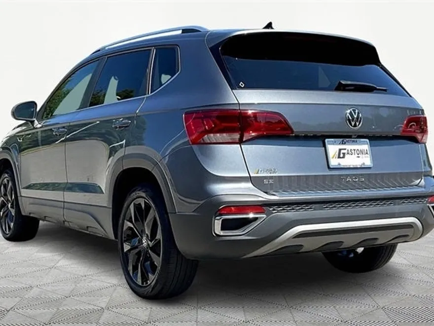 2022 Volkswagen Taos SE photo 1