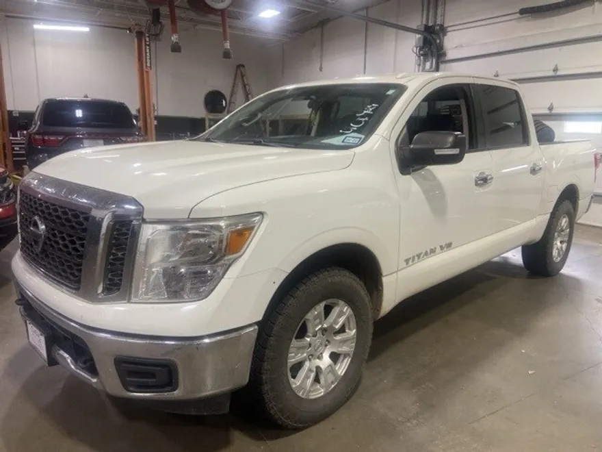 2018 Nissan Titan SV photo 1