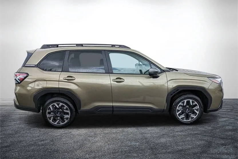 2025 Subaru Forester Premium photo 1