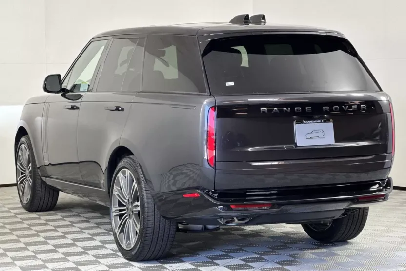 2025 Land Rover Range Rover SE photo 1