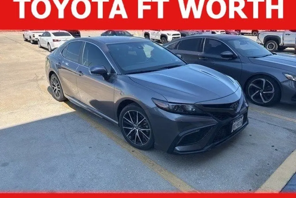 2022 Toyota Camry SE photo 1