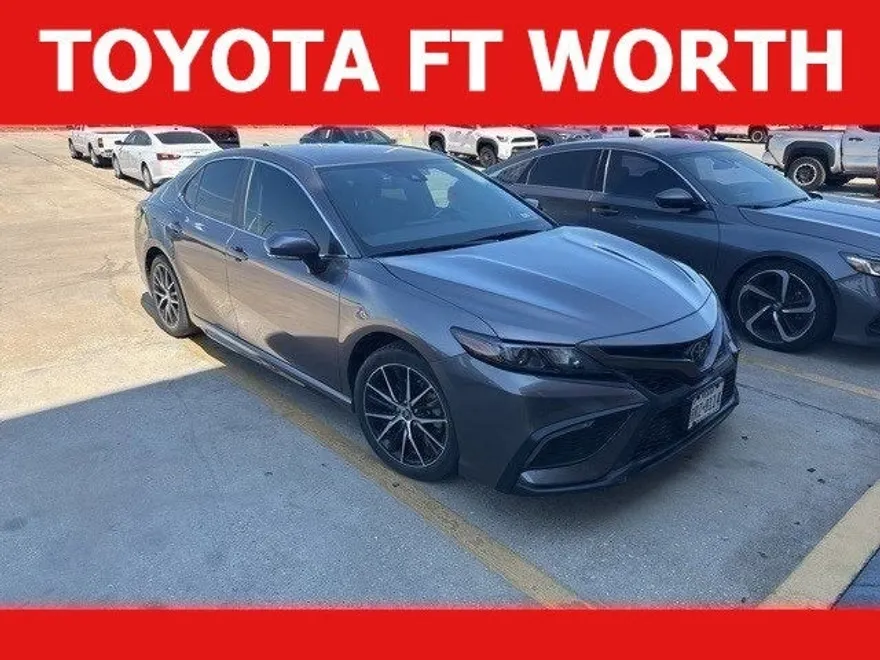 2022 Toyota Camry SE photo 1