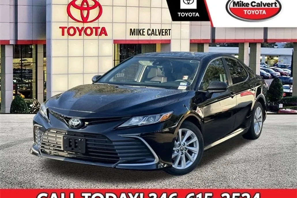 2022 Toyota Camry LE photo 1
