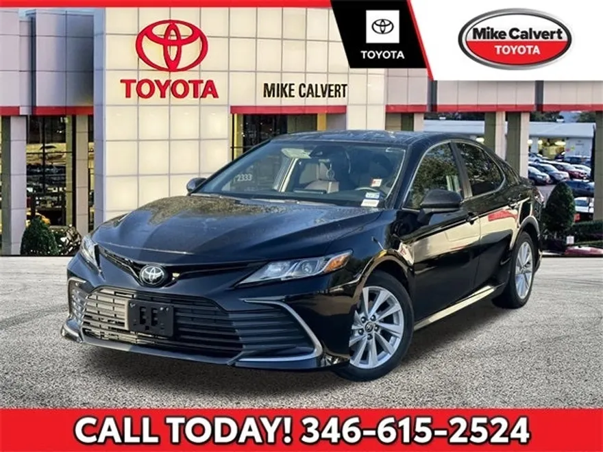 2022 Toyota Camry LE photo 1