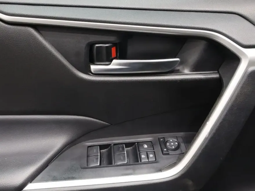 2024 Toyota RAV4 XLE Premium photo 12