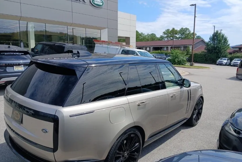 2023 Land Rover Range Rover SE photo 1