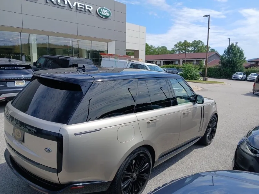 2023 Land Rover Range Rover SE photo 1