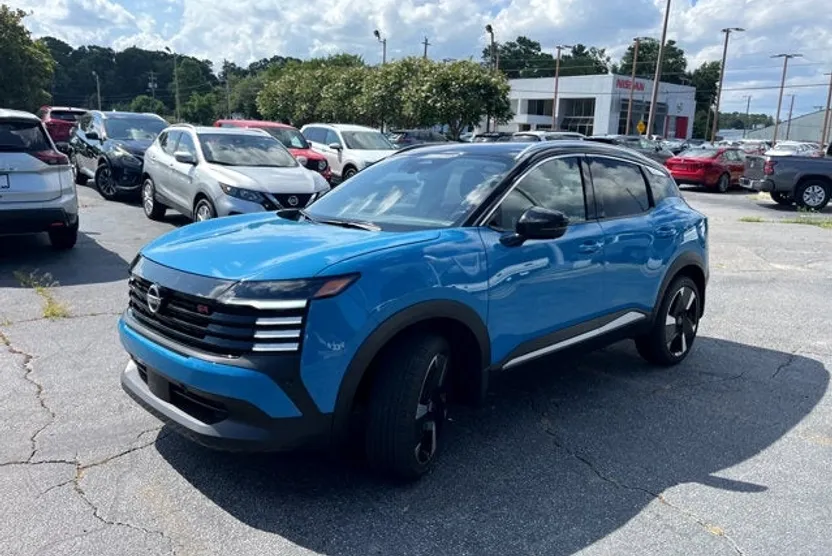 2025 Nissan Kicks SR photo 1