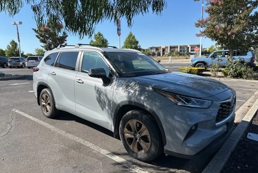 2023 Toyota Highlander Hybrid Bronze Edition photo 1