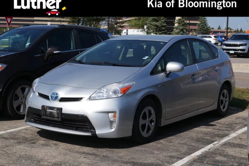 2013 Toyota Prius Four photo 1