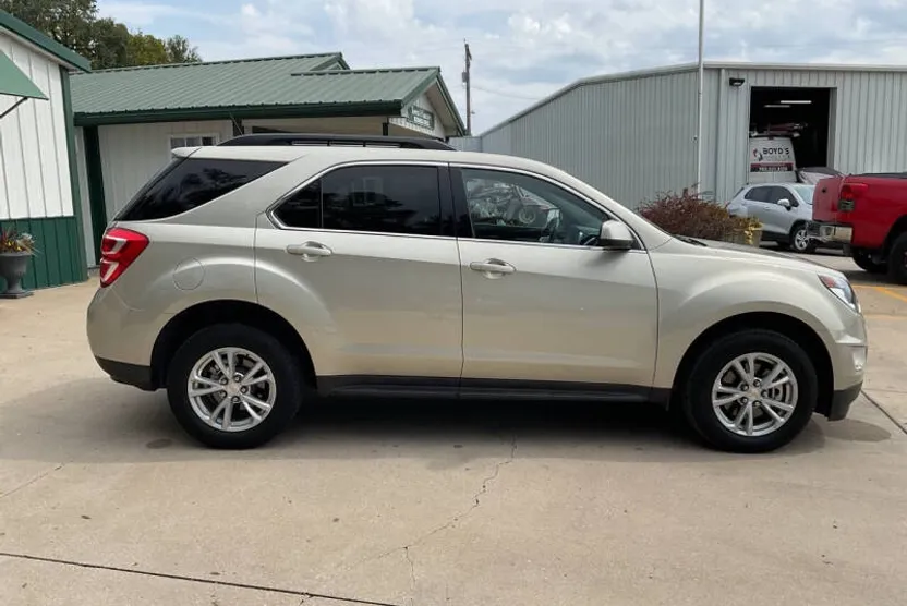 2016 Chevrolet Equinox LT photo 1