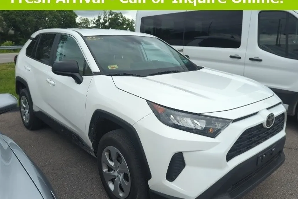 2022 Toyota RAV4 LE photo 1