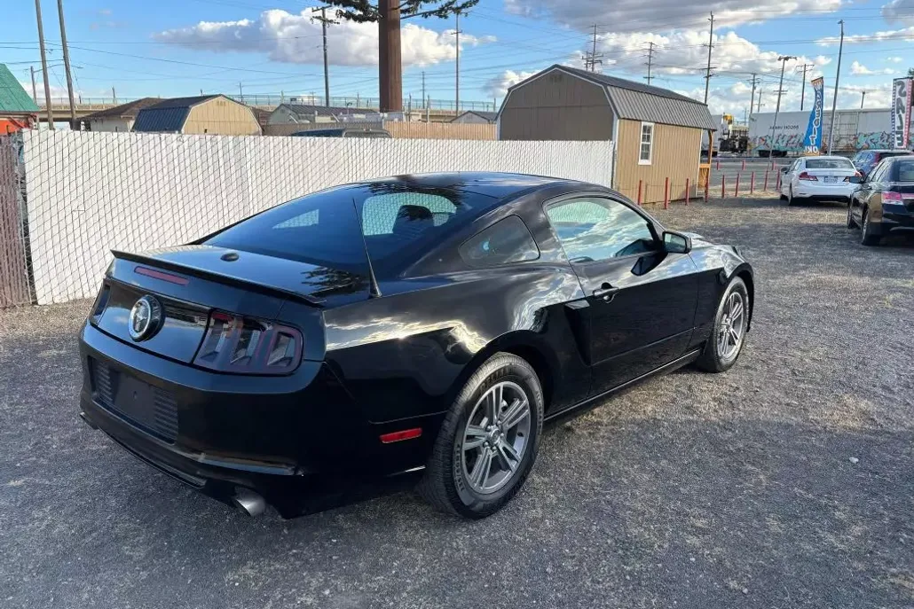 2013 Ford Mustang V6 Premium photo 1