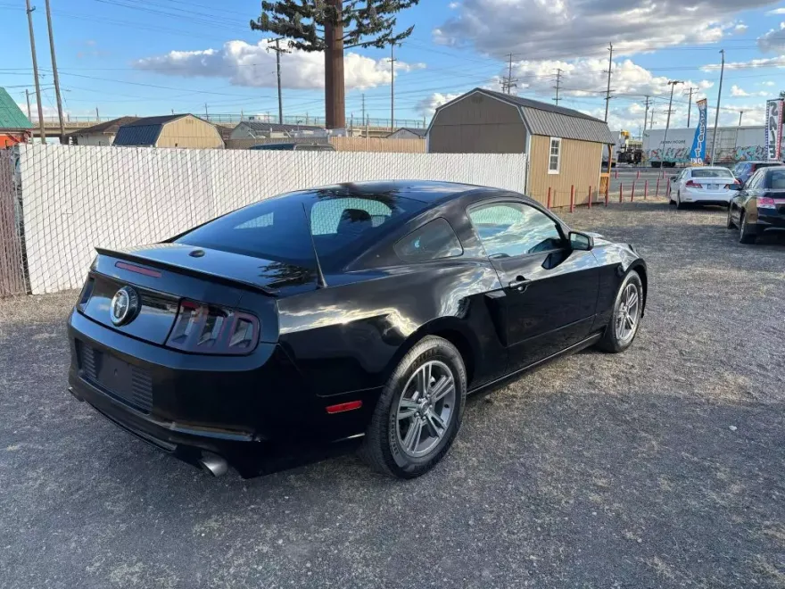 2013 Ford Mustang V6 Premium photo 1