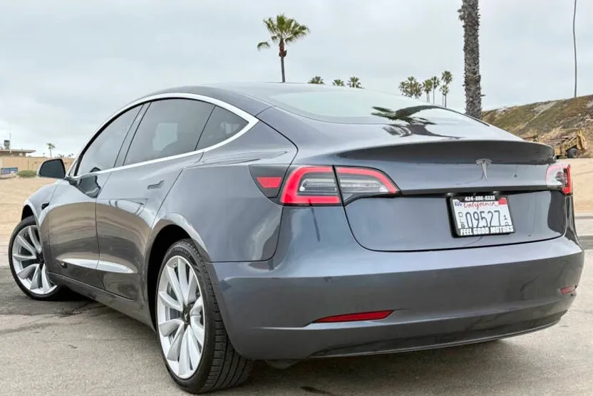 2020 Tesla Model 3 Standard Range Plus photo 1