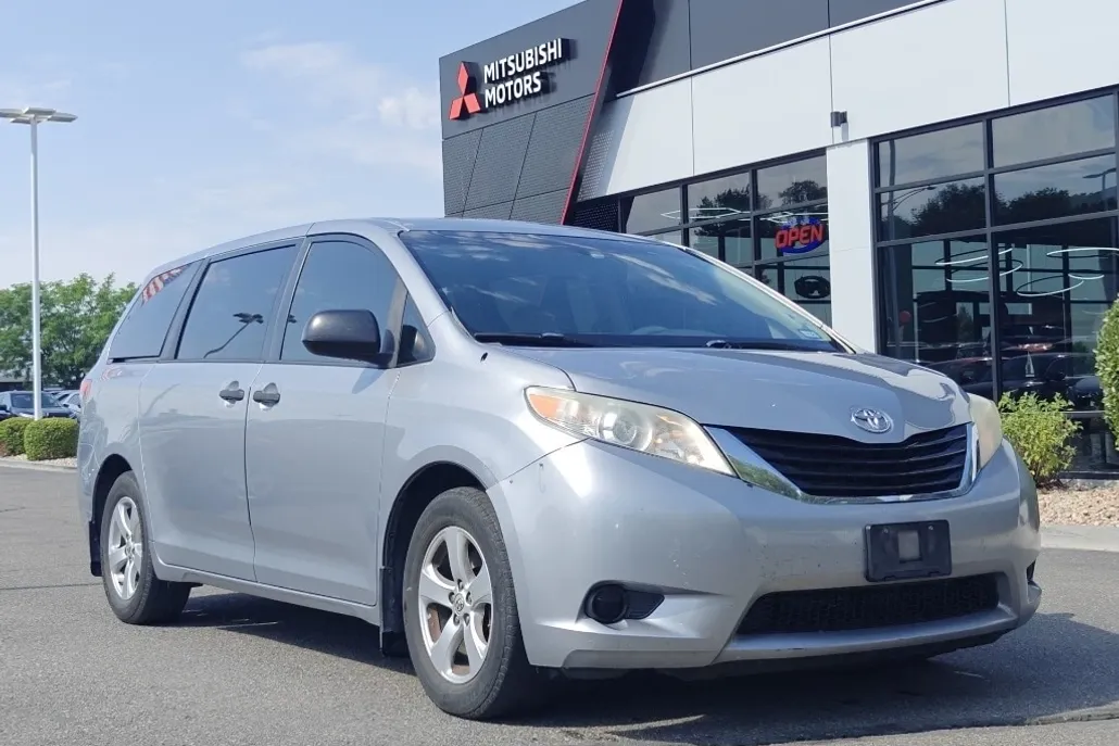 2014 Toyota Sienna L photo 1