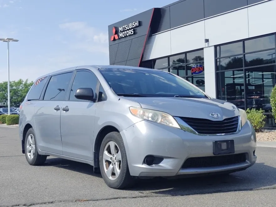 2014 Toyota Sienna L photo 1
