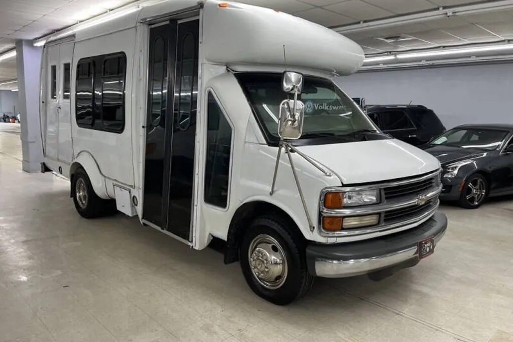 2001 Chevrolet Express 3500 Cutaway photo 1