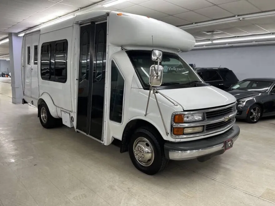 2001 Chevrolet Express 3500 Cutaway photo 1