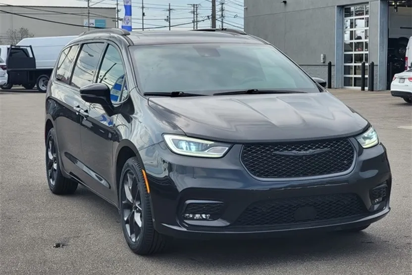 2021 Chrysler Pacifica Limited photo 1