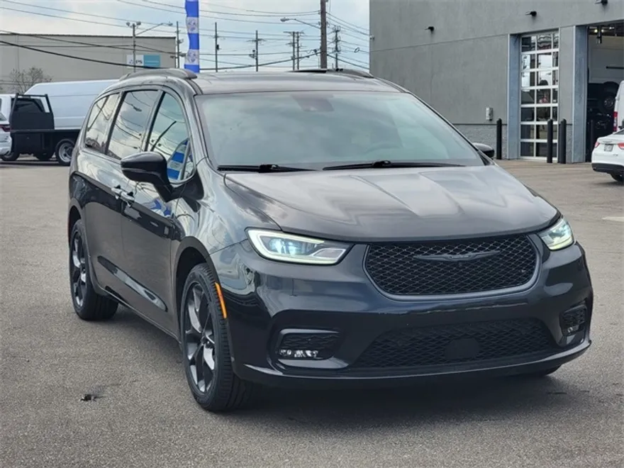 2021 Chrysler Pacifica Limited photo 1