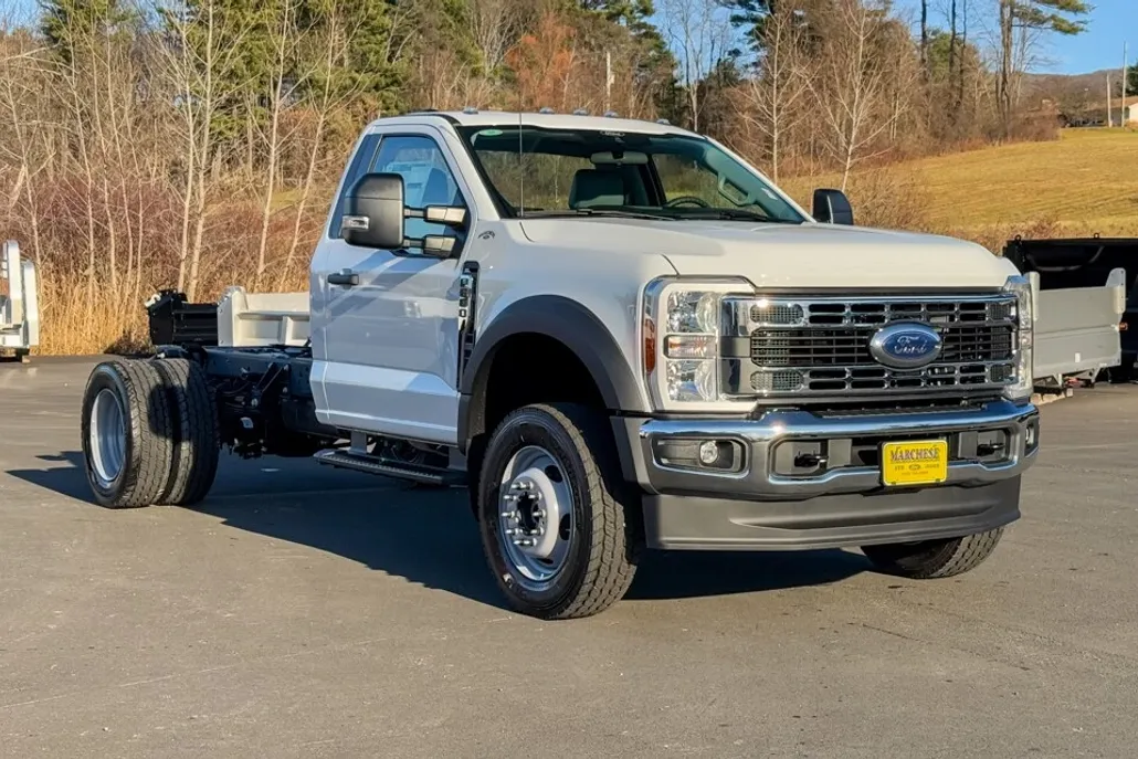 2024 Ford F-600 photo 1
