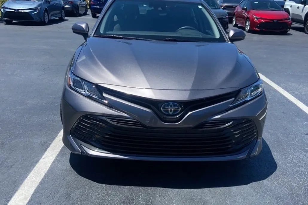 2020 Toyota Camry Hybrid LE photo 1