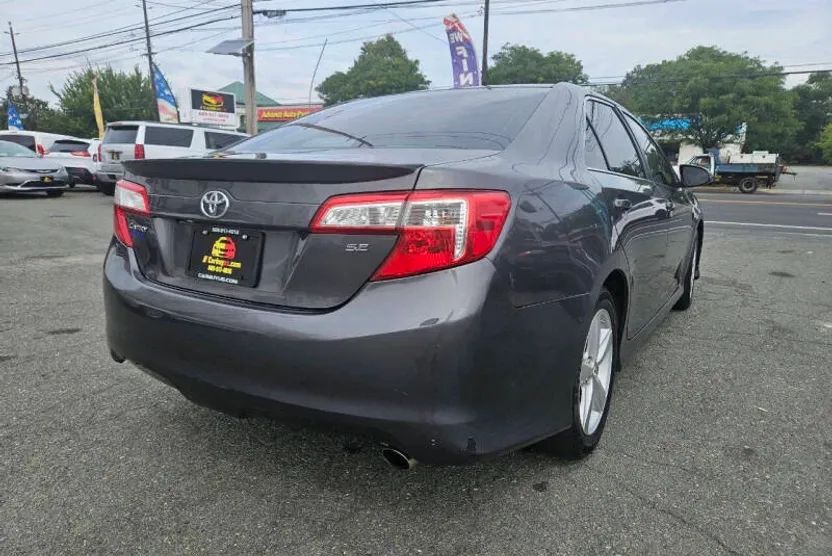 2014 Toyota Camry SE photo 1