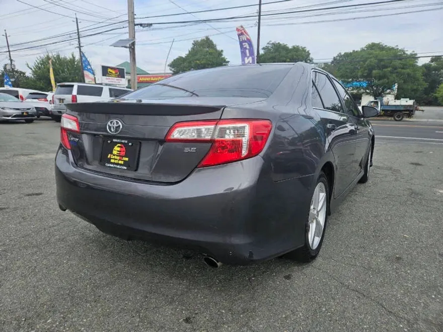 2014 Toyota Camry SE photo 1