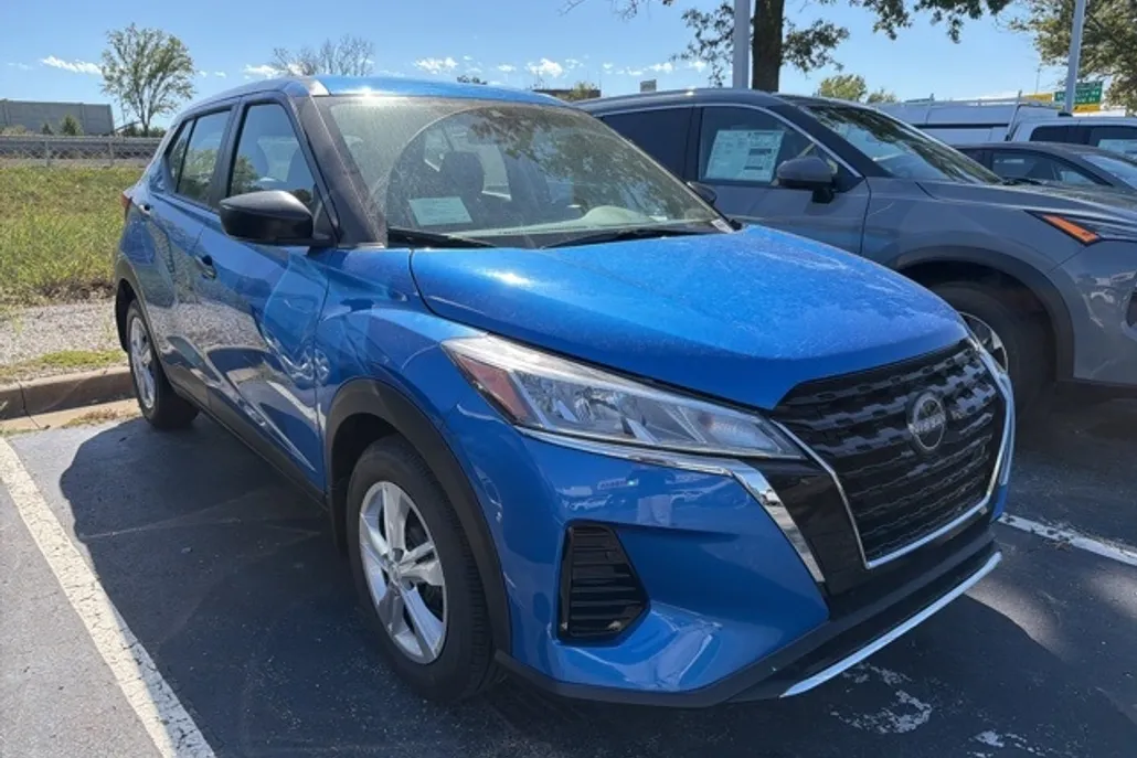 2025 Nissan Kicks Play S photo 1