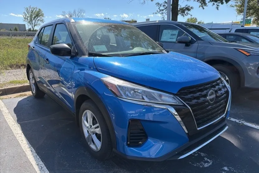2025 Nissan Kicks Play S photo 1